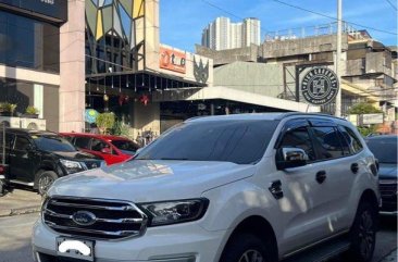 Selling White Ford Everest 2020 in Manila