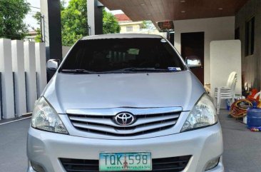 White Toyota Innova 2012 for sale in 