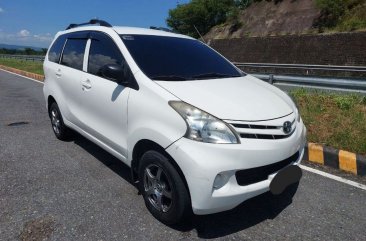 Selling White Toyota Avanza 2014 in Balanga
