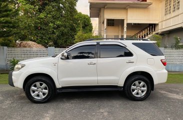 Selling White Toyota Fortuner 2011 in Las Piñas