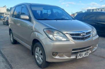 Selling White Toyota Avanza 2010 in Manila