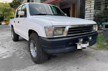 White Toyota Hilux 1999 for sale in Quezon City