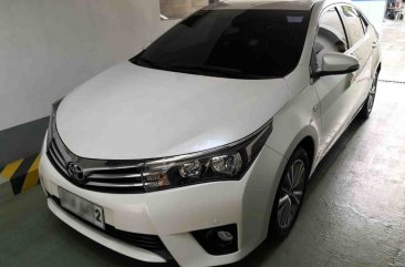 Selling White Toyota Altis 2015 in Quezon City