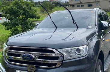 Selling White Ford Everest 2018 in Mandaluyong
