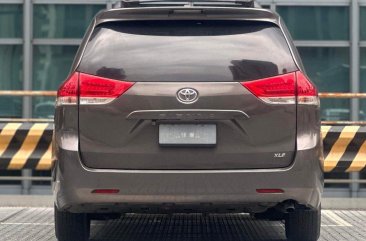 Selling White Toyota Sienna 2011 in Makati