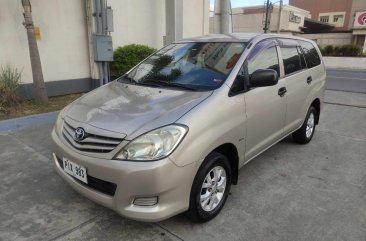 Selling White Toyota Innova 2011 in Taguig