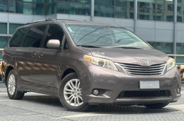 2011 Toyota Sienna in Makati, Metro Manila