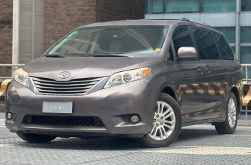 2011 Toyota Sienna in Makati, Metro Manila