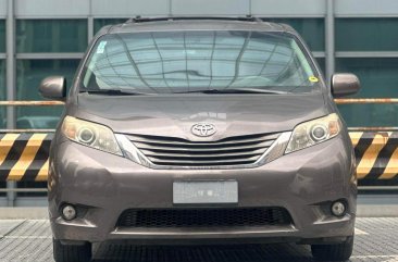 2011 Toyota Sienna in Makati, Metro Manila