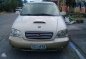 Kia Sedona 2002 white and gold FOR SALE-2