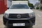 White Toyota Hilux 2016 at 32000 km for sale -0