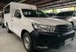 Selling White Toyota Hilux 2017 at 28000 km -1