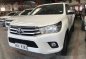 Selling White Toyota Hilux 2018 in Quezon City-1