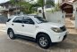 Selling White Toyota Fortuner 2005 in Makati-5