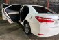 Selling Pearl White Toyota Corolla Altis 2015 in Pasig-5