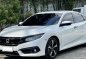 Selling White Honda Civic 2019-1
