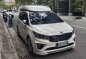 Selling Pearl White Kia Carnival 2019 in Pasay-3