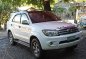 Selling White Toyota Fortuner 2009 in Manila-3