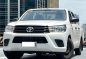 Selling White Toyota Hilux 2019 in Makati-1