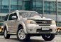 Selling White Ford Everest 2014 in Makati-0